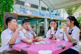 ซีพี แอ็กซ์ตร้า ร่วมกับ ล็อก แอนด์ ล็อก จัดกิจกรรม "โรงเรียนไร้ขยะ" ส่งมอบกระบอกน้ำรักษ์โลก ปลูกฝังการลดใช้ขวดพลาสติกให้เยาวชน