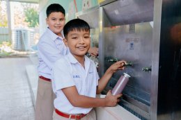 ซีพี แอ็กซ์ตร้า ร่วมกับ ล็อก แอนด์ ล็อก จัดกิจกรรม "โรงเรียนไร้ขยะ" ส่งมอบกระบอกน้ำรักษ์โลก ปลูกฝังการลดใช้ขวดพลาสติกให้เยาวชน