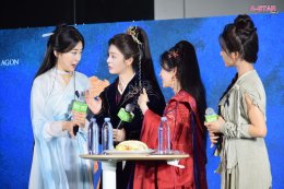 iQIYI Starship ยกทัพซีรีส์ "Cage of Shadows กรงขังแห่งเงา"  ลัดฟ้าเยือนไทย นำทีมโดย 'หลิวเหม่ยหาน, ฟู่จิง, มู่หลาน' และ 'เจี่ยงซ่างซี' ปรากฏตัวในชุดย้อนยุคสุดอลังการ พาผู้ชมร่วมสัมผัสบรรยากาศ "หอหลิงหยา" แบบสมจริง