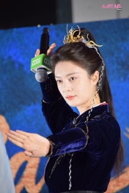  iQIYI Starship ยกทัพซีรีส์ "Cage of Shadows กรงขังแห่งเงา"  ลัดฟ้าเยือนไทย นำทีมโดย 'หลิวเหม่ยหาน, ฟู่จิง, มู่หลาน' และ 'เจี่ยงซ่างซี' ปรากฏตัวในชุดย้อนยุคสุดอลังการ พาผู้ชมร่วมสัมผัสบรรยากาศ "หอหลิงหยา" แบบสมจริง