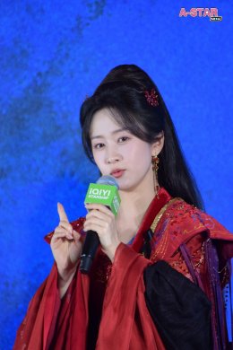  iQIYI Starship ยกทัพซีรีส์ "Cage of Shadows กรงขังแห่งเงา"  ลัดฟ้าเยือนไทย นำทีมโดย 'หลิวเหม่ยหาน, ฟู่จิง, มู่หลาน' และ 'เจี่ยงซ่างซี' ปรากฏตัวในชุดย้อนยุคสุดอลังการ พาผู้ชมร่วมสัมผัสบรรยากาศ "หอหลิงหยา" แบบสมจริง