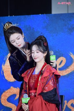  iQIYI Starship ยกทัพซีรีส์ "Cage of Shadows กรงขังแห่งเงา"  ลัดฟ้าเยือนไทย นำทีมโดย 'หลิวเหม่ยหาน, ฟู่จิง, มู่หลาน' และ 'เจี่ยงซ่างซี' ปรากฏตัวในชุดย้อนยุคสุดอลังการ พาผู้ชมร่วมสัมผัสบรรยากาศ "หอหลิงหยา" แบบสมจริง