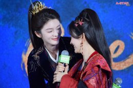  iQIYI Starship ยกทัพซีรีส์ "Cage of Shadows กรงขังแห่งเงา"  ลัดฟ้าเยือนไทย นำทีมโดย 'หลิวเหม่ยหาน, ฟู่จิง, มู่หลาน' และ 'เจี่ยงซ่างซี' ปรากฏตัวในชุดย้อนยุคสุดอลังการ พาผู้ชมร่วมสัมผัสบรรยากาศ "หอหลิงหยา" แบบสมจริง