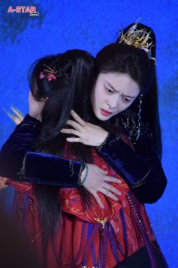  iQIYI Starship ยกทัพซีรีส์ "Cage of Shadows กรงขังแห่งเงา"  ลัดฟ้าเยือนไทย นำทีมโดย 'หลิวเหม่ยหาน, ฟู่จิง, มู่หลาน' และ 'เจี่ยงซ่างซี' ปรากฏตัวในชุดย้อนยุคสุดอลังการ พาผู้ชมร่วมสัมผัสบรรยากาศ "หอหลิงหยา" แบบสมจริง