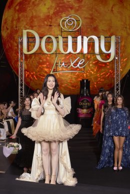 สวยจึ้งกระแทกตา! 'หลิงหลิง คอง' ออร่าพุ่งบนแคทวอล์ก DOWNY LUXE SUNWAY พร้อมนั่งแท่น Brand Ambassador "ดาวน์นี่ ลักซ์" หอมแดด ทุกที่ ทุกเวลา