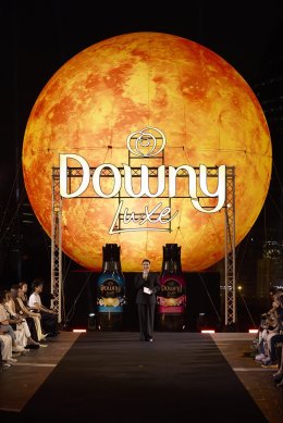 สวยจึ้งกระแทกตา! 'หลิงหลิง คอง' ออร่าพุ่งบนแคทวอล์ก DOWNY LUXE SUNWAY พร้อมนั่งแท่น Brand Ambassador "ดาวน์นี่ ลักซ์" หอมแดด ทุกที่ ทุกเวลา