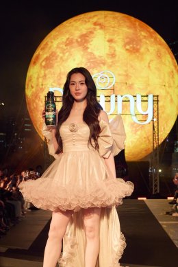 สวยจึ้งกระแทกตา! 'หลิงหลิง คอง' ออร่าพุ่งบนแคทวอล์ก DOWNY LUXE SUNWAY พร้อมนั่งแท่น Brand Ambassador "ดาวน์นี่ ลักซ์" หอมแดด ทุกที่ ทุกเวลา