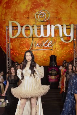 สวยจึ้งกระแทกตา! 'หลิงหลิง คอง' ออร่าพุ่งบนแคทวอล์ก DOWNY LUXE SUNWAY พร้อมนั่งแท่น Brand Ambassador "ดาวน์นี่ ลักซ์" หอมแดด ทุกที่ ทุกเวลา