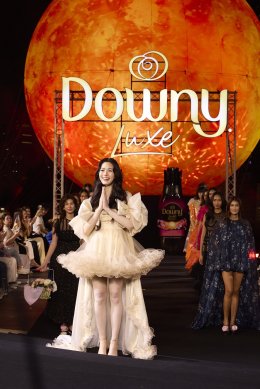 สวยจึ้งกระแทกตา! 'หลิงหลิง คอง' ออร่าพุ่งบนแคทวอล์ก DOWNY LUXE SUNWAY พร้อมนั่งแท่น Brand Ambassador "ดาวน์นี่ ลักซ์" หอมแดด ทุกที่ ทุกเวลา