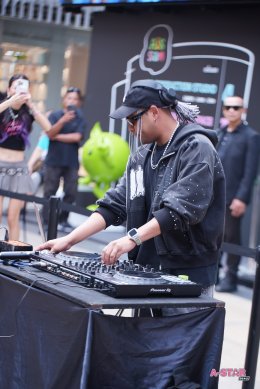 December 10 ทำใจละลาย ร้องสดกลางสยาม เสิร์ฟความน่ารักใน Meet & Greet อย่างใกล้ชิด ไลฟ์รายการ Thailand Music Countdown พร้อมเตรียมคอนเทนต์ในไทยให้ติดตามกันอีกเพียบ!