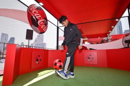 พีพี กฤษฏ์, บิวกิ้น และ PUN ร่วมฉลองโมเมนต์สุดพิเศษ FIFA World Cup Trophy Tour by Coca-Cola เยือนกรุงเทพฯ อย่างยิ่งใหญ่ ขนทัพ T-POP สุดปัง พร้อมโชว์โดรนสุดตระการตาเหนือแม่น้ำเจ้าพระยา เปลี่ยนไอคอนสยามให้เป็นมหกรรมแห่งดนตรี วัฒนธรรม และมนต์เสน่ห์ของฟุตบอล