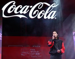 พีพี กฤษฏ์, บิวกิ้น และ PUN ร่วมฉลองโมเมนต์สุดพิเศษ FIFA World Cup Trophy Tour by Coca-Cola เยือนกรุงเทพฯ อย่างยิ่งใหญ่ ขนทัพ T-POP สุดปัง พร้อมโชว์โดรนสุดตระการตาเหนือแม่น้ำเจ้าพระยา เปลี่ยนไอคอนสยามให้เป็นมหกรรมแห่งดนตรี วัฒนธรรม และมนต์เสน่ห์ของฟุตบอล