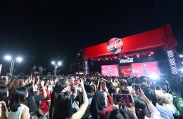 พีพี กฤษฏ์, บิวกิ้น และ PUN ร่วมฉลองโมเมนต์สุดพิเศษ FIFA World Cup Trophy Tour by Coca-Cola เยือนกรุงเทพฯ อย่างยิ่งใหญ่ ขนทัพ T-POP สุดปัง พร้อมโชว์โดรนสุดตระการตาเหนือแม่น้ำเจ้าพระยา เปลี่ยนไอคอนสยามให้เป็นมหกรรมแห่งดนตรี วัฒนธรรม และมนต์เสน่ห์ของฟุตบอล