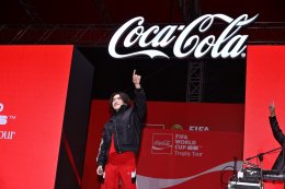 พีพี กฤษฏ์, บิวกิ้น และ PUN ร่วมฉลองโมเมนต์สุดพิเศษ FIFA World Cup Trophy Tour by Coca-Cola เยือนกรุงเทพฯ อย่างยิ่งใหญ่ ขนทัพ T-POP สุดปัง พร้อมโชว์โดรนสุดตระการตาเหนือแม่น้ำเจ้าพระยา เปลี่ยนไอคอนสยามให้เป็นมหกรรมแห่งดนตรี วัฒนธรรม และมนต์เสน่ห์ของฟุตบอล