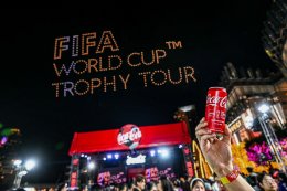 พีพี กฤษฏ์, บิวกิ้น และ PUN ร่วมฉลองโมเมนต์สุดพิเศษ FIFA World Cup Trophy Tour by Coca-Cola เยือนกรุงเทพฯ อย่างยิ่งใหญ่ ขนทัพ T-POP สุดปัง พร้อมโชว์โดรนสุดตระการตาเหนือแม่น้ำเจ้าพระยา เปลี่ยนไอคอนสยามให้เป็นมหกรรมแห่งดนตรี วัฒนธรรม และมนต์เสน่ห์ของฟุตบอล