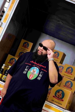 FAT & FURIOUS x เด็กสมบูรณ์ เมื่อแบรนด์เสื้อผ้าสตรีทแฟชั่น เจอกับซอสปรุงรสในตำนาน การคอลแลปสุดครีเอทจึงบังเกิด!