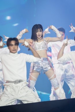 "เจนนิษฐ-แก้ว-น้ำหนึ่ง-เนย-โมบายล์-ปูเป้-ตาหวาน-เจน" จัดเต็มสตรีม โชว์ความแซ่บ ในงาน "GLOW UP GLAM UP CONCERT"