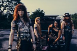 เปิดลำโพงให้ดัง เร่งเสียงหูฟังให้สุด แล้วตะโกนพร้อมกันว่า "Hard Boy"