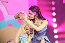 รักล้นอิมแพ็ค! 'หลิง-ออม' ทำฮอลล์กลายเป็นสีชมพู พร้อมขึ้นแท่นประวัติศาสตร์ครั้งใหม่ของคู่แซฟฟิกแห่งปี!! ใน "HER & HERS LINGORM 1st FANCON" 