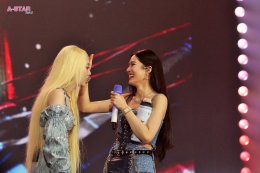 รักล้นอิมแพ็ค! 'หลิง-ออม' ทำฮอลล์กลายเป็นสีชมพู พร้อมขึ้นแท่นประวัติศาสตร์ครั้งใหม่ของคู่แซฟฟิกแห่งปี!! ใน "HER & HERS LINGORM 1st FANCON" 