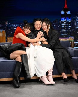 สมเป็นเพลงแห่งปี! HUNTR/X ตัวจริงทะลุจอโชว์ไฮโน้ต "Golden" ในรายการ Jimmy Fallon อัลบั้มเพลงประกอบ KPop Demon Hunters เดินหน้าทำลายสถิติในอเมริกา-ทั่วโลกอย่างต่อเนื่อง