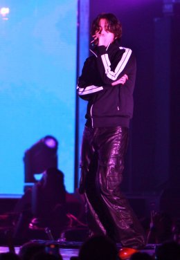 ม่วนมันส์นันสต็อป! "B.I" "GRAY" "LeeHi"  "REDDY"  "LEO" รับหน้าที่ซานต้า-แซนตี้ พาแฟนๆ ฉลองคริสต์มาสเมืองไทยให้ลุกเป็นไฟใน "131 Present : 2024 X-MAS FESTIVAL IN BANGKOK"