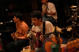 "ด้วยรักและเพลงเศร้า" Live Session พิเศษจาก โจอี้ ภูวศิษฐ์ ชวนแฟนคลับร่วมโอบกอดความเสียใจอย่างอ่อนโยน