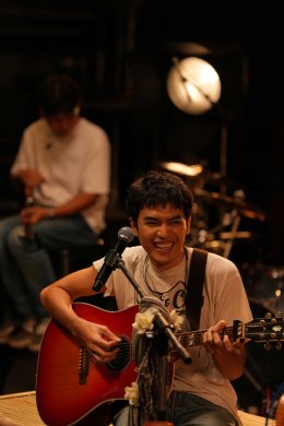 "ด้วยรักและเพลงเศร้า" Live Session พิเศษจาก โจอี้ ภูวศิษฐ์ ชวนแฟนคลับร่วมโอบกอดความเสียใจอย่างอ่อนโยน