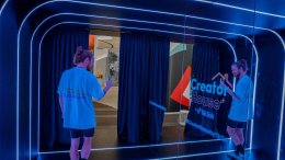 Johnny Stimson เจ้าของเพลงฮิตที่ถูกนำมาใช้เป็นเพลงประกอบ Reels ตามโซเชียลอย่างแพร่หลายกลับมาพร้อมกับอัลบั้มใหม่ “Johnny’s World” และเยือนประเทศไทยพบปะแฟนๆ อย่างใกล้ชิด