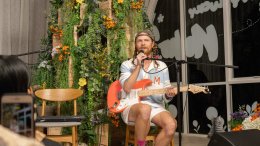 Johnny Stimson เจ้าของเพลงฮิตที่ถูกนำมาใช้เป็นเพลงประกอบ Reels ตามโซเชียลอย่างแพร่หลายกลับมาพร้อมกับอัลบั้มใหม่ “Johnny’s World” และเยือนประเทศไทยพบปะแฟนๆ อย่างใกล้ชิด