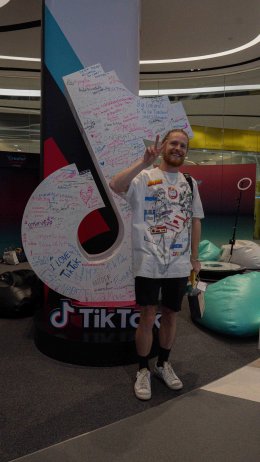 Johnny Stimson เจ้าของเพลงฮิตที่ถูกนำมาใช้เป็นเพลงประกอบ Reels ตามโซเชียลอย่างแพร่หลายกลับมาพร้อมกับอัลบั้มใหม่ “Johnny’s World” และเยือนประเทศไทยพบปะแฟนๆ อย่างใกล้ชิด