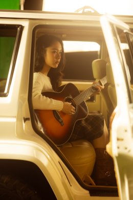 ขมิ้น กิ่งศักดิ์ คัมแบ็ค! ปล่อย "จันทร์สะท้อนใจ (mirror moon)" เพลงแรกในฐานะศิลปินอิสระ โชว์สกิลทำเพลงเองที่บ้านกับพ่อป้าง 