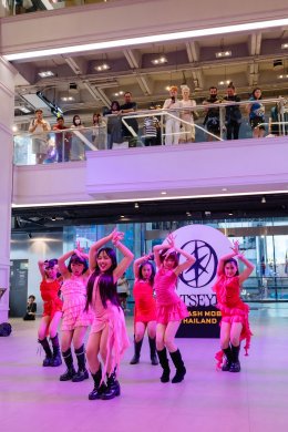 วินาทีประวัติศาสตร์ในงาน "KATSEYE 1st Flash Mob in Thailand" กับปรากฏการณ์การรวมตัว EYEKONS ชาวไทยครั้งแรก