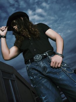 นี่ไม่ใช่แค่การอกหัก แต่คืออาการเสียใจจากความรักจนเกินควบคุมตัวเอง "รักเธอจนเป็นบ้า" ซิงเกิลใหม่จากวง Hard Boy