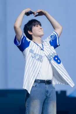 SUPER JUNIOR ตำนานที่ยังคงสร้างตำนานอันยิ่งใหญ่ต่อไป โชว์สุดยอดการแสดงฉลองครบรอบ 20 ปี <SUPER SHOW 10> บัตรหมดทั้ง 2 รอบ รวมผู้ชมกว่า 22,000 คน ครองบัลลังก์ศิลปินเกาหลีวงแรกที่สามารถจัดคอนเสิร์ตในประเทศไทยได้ติดต่อกันเป็นครั้งที่ 10!