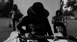 เล็ก รัชเมศฐ์ ส่งท้ายปีด้วย "ฟ้ากว้างทางแคบ" เวอร์ชั่นพิเศษ ชวน เล็ก คาราบาว โชว์ลูกกีตาร์ระดับตำนาน