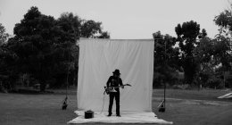 เล็ก รัชเมศฐ์ ส่งท้ายปีด้วย "ฟ้ากว้างทางแคบ" เวอร์ชั่นพิเศษ ชวน เล็ก คาราบาว โชว์ลูกกีตาร์ระดับตำนาน