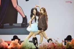 ฮ็อบทั้งฮอลล์! 'ลีน่า-หมิว' พาแฟนคลับหลุดเข้า Wonderland เสิร์ฟความหวานฟินทะลุเพดาน ในงาน "LENAMIU Born to Shine Fan Meeting" 