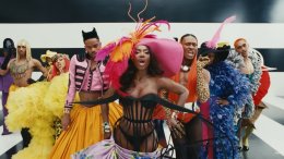 เพราะทุกวันคือรันเวย์! Lady Gaga x Doechii ประชันลุคแฟชั่นแบบไม่มีใครยอมใคร ใน MV ล่าสุด "Runway" เพลงประกอบหนัง The Devil Wears Prada 2 แซ่บไฟลุกทั้งหนังทั้งเพลง