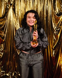 Olivia Dean, Lola Young, Sam Fender, Dave นำทีมศิลปิน Universal Music Group คว้ารางวัลใหญ่งานประกาศรางวัล BRITs 2026 สุดยิ่งใหญ่ของอังกฤษ