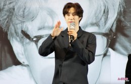 "อากาเซ่ครับ รักมาร์คมุ้ย"! 'มาร์ค ต้วน' อ้อนขั้นสุด เสิร์ฟท่า 'จุ๊บแมว-จุ๊บปลาดาว' สุดคิวท์ ในงานแถลงข่าว MARK   TUAN Silhouette: The Shape of You FANCON 2026 in BANGKOK