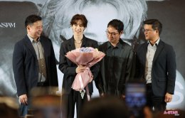 "อากาเซ่ครับ รักมาร์คมุ้ย"! 'มาร์ค ต้วน' อ้อนขั้นสุด เสิร์ฟท่า 'จุ๊บแมว-จุ๊บปลาดาว' สุดคิวท์ ในงานแถลงข่าว MARK   TUAN Silhouette: The Shape of You FANCON 2026 in BANGKOK