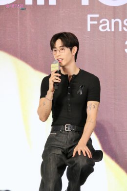 พี่จ๋าเริ่ดเลยล่ะ! 'มาร์ค ต้วน' ทำหัวใจเหล่า 'อากาเซ่' เต้นแรงอีกครั้งกับโมเมนต์สุดพิเศษในงานแถลงข่าวและแฟนไซน์ครั้งแรกในประเทศไทย Shopee x MARK TUAN Silhouette FANSIGN EVENT