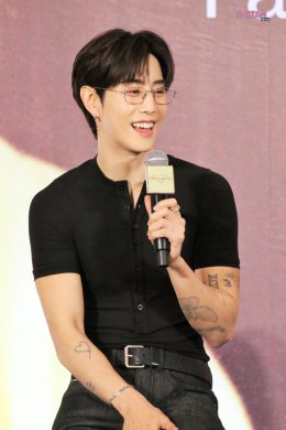 พี่จ๋าเริ่ดเลยล่ะ! 'มาร์ค ต้วน' ทำหัวใจเหล่า 'อากาเซ่' เต้นแรงอีกครั้งกับโมเมนต์สุดพิเศษในงานแถลงข่าวและแฟนไซน์ครั้งแรกในประเทศไทย Shopee x MARK TUAN Silhouette FANSIGN EVENT