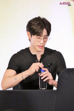 พี่จ๋าเริ่ดเลยล่ะ! 'มาร์ค ต้วน' ทำหัวใจเหล่า 'อากาเซ่' เต้นแรงอีกครั้งกับโมเมนต์สุดพิเศษในงานแถลงข่าวและแฟนไซน์ครั้งแรกในประเทศไทย Shopee x MARK TUAN Silhouette FANSIGN EVENT