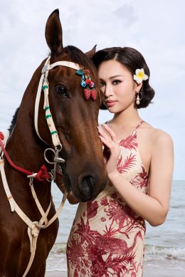 MISS INTERNATIONAL QUEEN® 2026 ถ่ายทอดแฟชั่นแห่งการเดินทางผ่านเลนส์ 'โอ๊ต ชัยสิทธิ์' จากหัวลำโพงสู่เสน่ห์เหนือกาลเวลาของหัวหิน