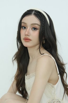 Moly Groves สาวน้อยอินดี้ป็อปวัย 18 ปี ส่งเพลงรักหวานสดใส "Falling In Love" ตัวแทนคนรุ่นใหม่ที่อยากย้ำว่า การบอกรักใครสักคน ไม่ใช่เรื่องยุ่งยากอย่างที่คิด