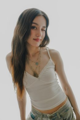 Moly Groves สาวน้อยอินดี้ป็อปวัย 18 ปี ส่งเพลงรักหวานสดใส "Falling In Love" ตัวแทนคนรุ่นใหม่ที่อยากย้ำว่า การบอกรักใครสักคน ไม่ใช่เรื่องยุ่งยากอย่างที่คิด