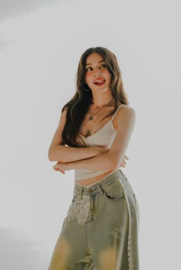 Moly Groves สาวน้อยอินดี้ป็อปวัย 18 ปี ส่งเพลงรักหวานสดใส "Falling In Love" ตัวแทนคนรุ่นใหม่ที่อยากย้ำว่า การบอกรักใครสักคน ไม่ใช่เรื่องยุ่งยากอย่างที่คิด