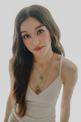 Moly Groves สาวน้อยอินดี้ป็อปวัย 18 ปี ส่งเพลงรักหวานสดใส "Falling In Love" ตัวแทนคนรุ่นใหม่ที่อยากย้ำว่า การบอกรักใครสักคน ไม่ใช่เรื่องยุ่งยากอย่างที่คิด